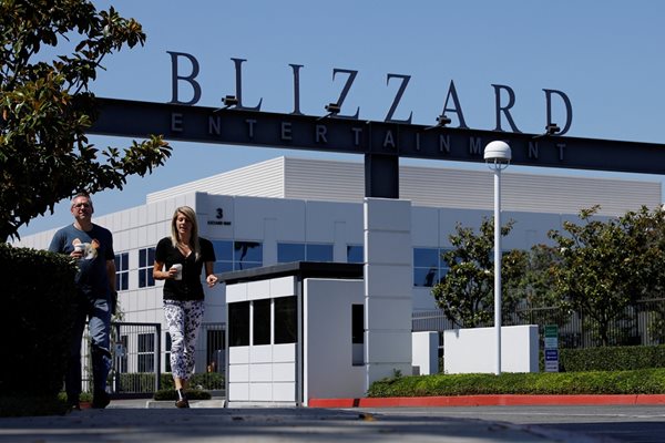 Служители на Blizzard се разхождат пред централата на компанията в Калифорния.