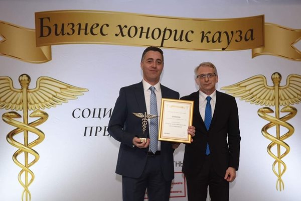 Министърът на образованието и науката Николай Денков награди Николай Андреев – главен изпълнителен директор на “Виваком”.