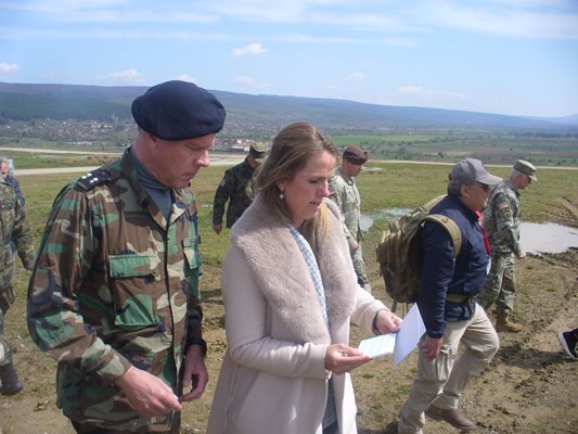 Председателят на Военния комитет на НАТО нидерландският адмирал Роб Бауер  на полигона "Ново село" край Сливен.