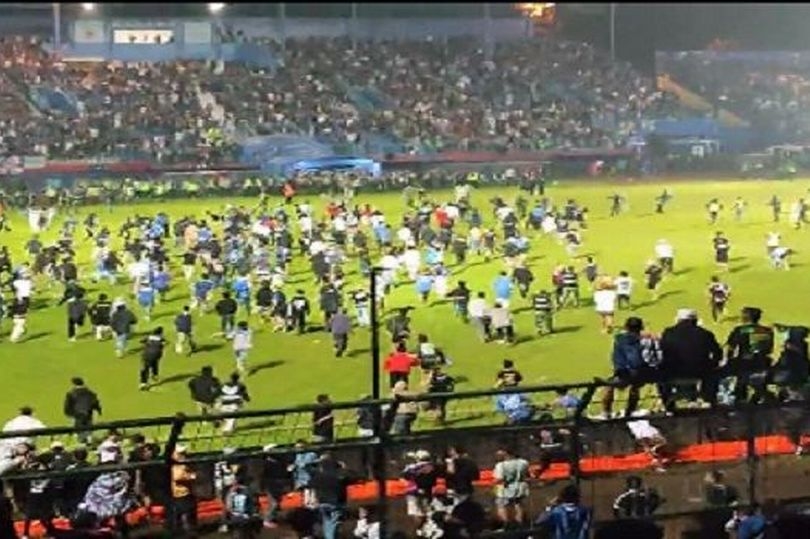 Стотици загинали след футболен мач в Индонезия