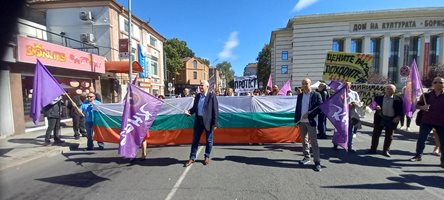 Синдикалисти блокираха оживена улица в Пловдив  с искане за вдигане на заплатите с 20 % (Снимки)