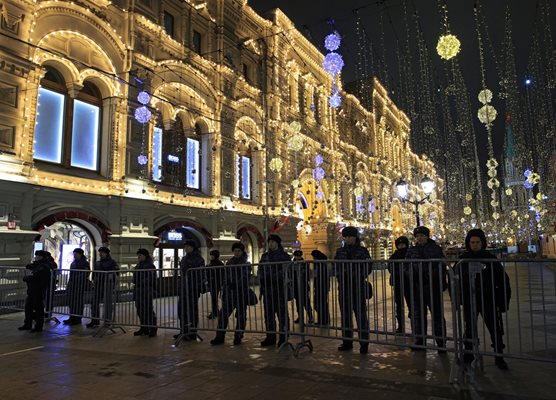 Служители на реда пазят Червения площад в Москва. Той остана затворен в новогодишната нощ.