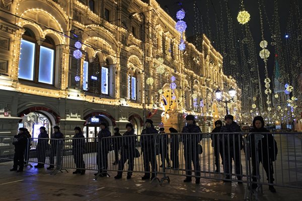 Служители на реда пазят Червения площад в Москва. Той остана затворен в новогодишната нощ.