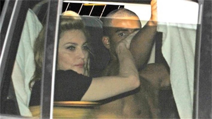 Мадона прави секс в кола