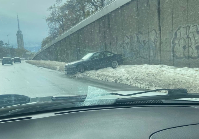 Шофьор се завъртя с колата си и се блъсна в бетонна стена в София