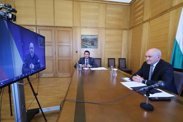 Премиерът Димитър Главчев проведе видеоконферентен разговор с украинския си колега Денис Шмигал
СНИМКА: Министерски съвет