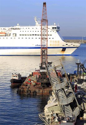 Трима души били блокирани в асансьора и вероятно са паднали в морето