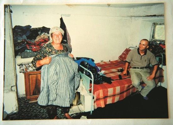 Лелята на Наим показва сакото, което пази 15 години преди завръщането на пременника си в България.