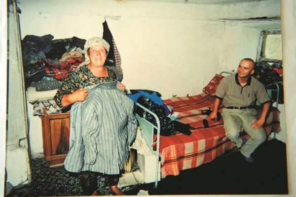 Лелята на Наим показва сакото, което пази 15 години преди завръщането на пременника си в България.