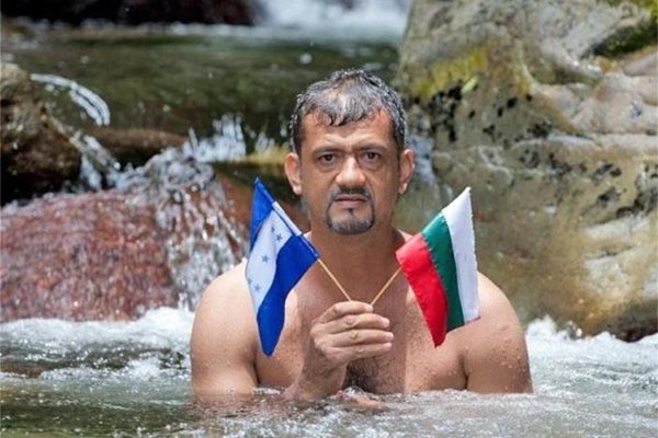 Петър Сатани Петроф в река България в Хондурас, открита от дядо му Борис.