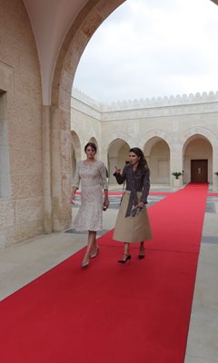 Десислава Радева показа роклята за пръв път на посещение в Йордания през декември 2018 г. На снимката е заедно с кралица Рания
Снимка: Валентин Николов