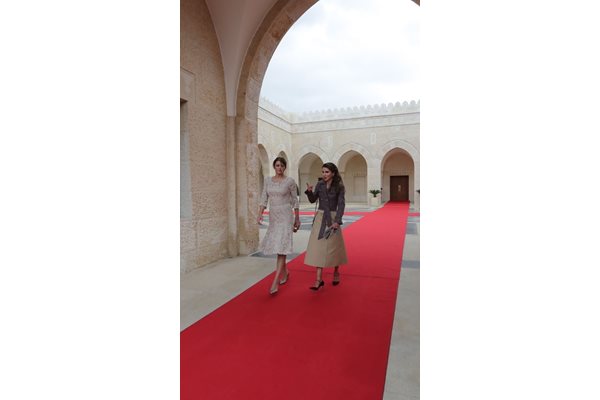 Десислава Радева показа роклята за пръв път на посещение в Йордания през декември 2018 г. На снимката е заедно с кралица Рания
Снимка: Валентин Николов