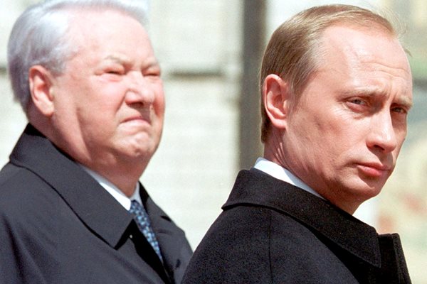 Първият президент на Руската федерация Борис Елцин и Владимир Путин през 2000 г.