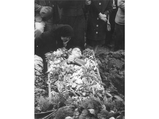 Погребението на Пеньо Пенев. Жената с черната забрадка е майка му.
СНИМКА: ЛИЧЕН АРХИВ НА МИТКО ИВАНОВ