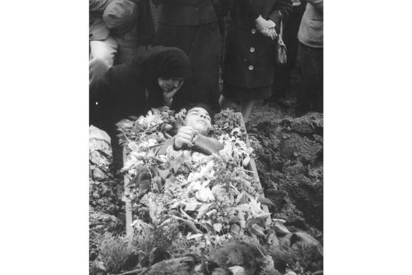Погребението на Пеньо Пенев. Жената с черната забрадка е майка му.
СНИМКА: ЛИЧЕН АРХИВ НА МИТКО ИВАНОВ