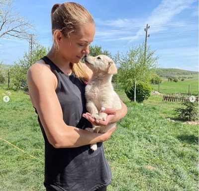 Актрисата с едно от кученцата от приюта на фондация “Шаро - подай лапа на изоставените”
 СНИМКА: Инстаграм