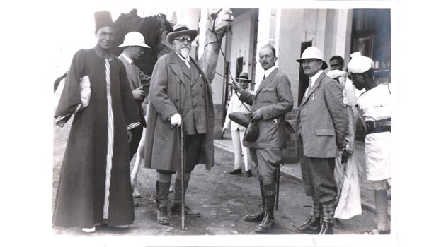 Макар и абдикирал, цар Фердинанд продължава да се вижда с акад. Иван Буреш. Тази снимка е направена през март 1927 г. в Египет, веднага след като двамата са се върнали от разходка в пустинята. 
СНИМКА: АРХИВ НА ВНУКА НА АКАД. БУРЕШ - АЛЕКСИ ПОПОВ