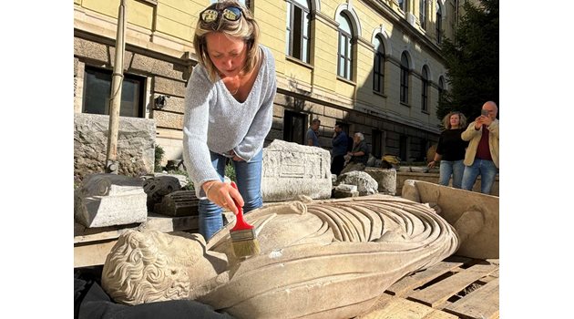 Мраморна статуя на мъж в човешки бой е открита при разкопите за строеж във Варна
Снимки: Орлин Цанев.