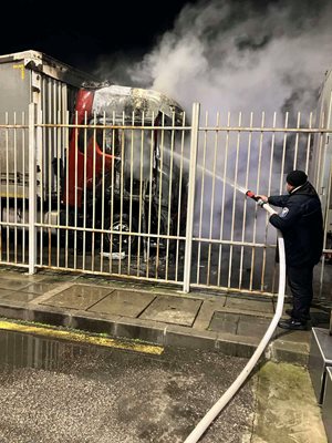 Благодарение на бързата и точна намеса на митничарите пожарът е загасен и не е имало големи поражения, а шофьорът на турския тир е бил спасен.