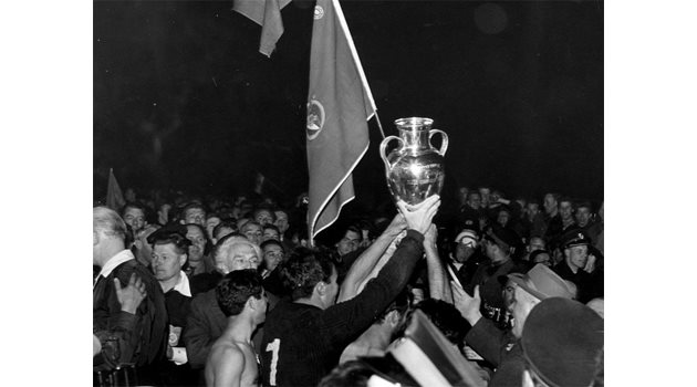 ПРАЗНИК: Феновете на "Бенфика" се радват на последния евротрофей, спечелен през далечната 1962 г.