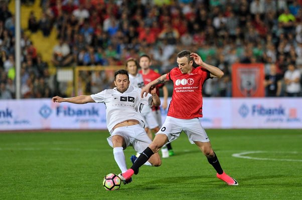 Димитър Бербатов все още иска да играе футбол на професионално ниво