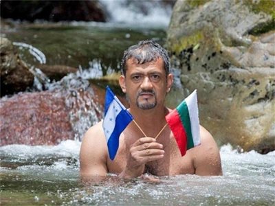 Петър Сатани Петроф в река България в Хондурас, открита от дядо му Борис.