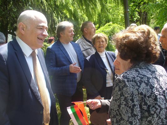 Министър Георги Гьоков разговаря със социалисти в Стара Загора по време на днешното честване на Празника на труда 1 май в града.