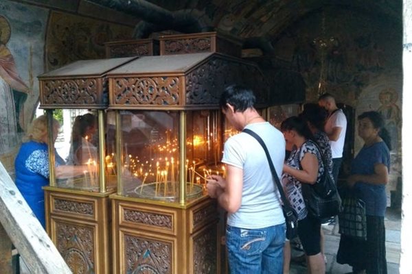 Още от днес десетки изпълват Бачковския манастир, за да се помолят пред Чудотворната икона.