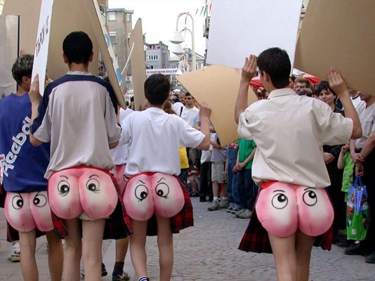 С пародийни маски и шаржове на злободневни теми габровци демонстрират чувство за хумор на традиционното карнавално шествие по улиците на града. Снимка: БТА, Найден Найденов 
