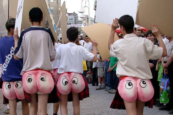 С пародийни маски и шаржове на злободневни теми габровци демонстрират чувство за хумор на традиционното карнавално шествие по улиците на града. Снимка: БТА, Найден Найденов 
