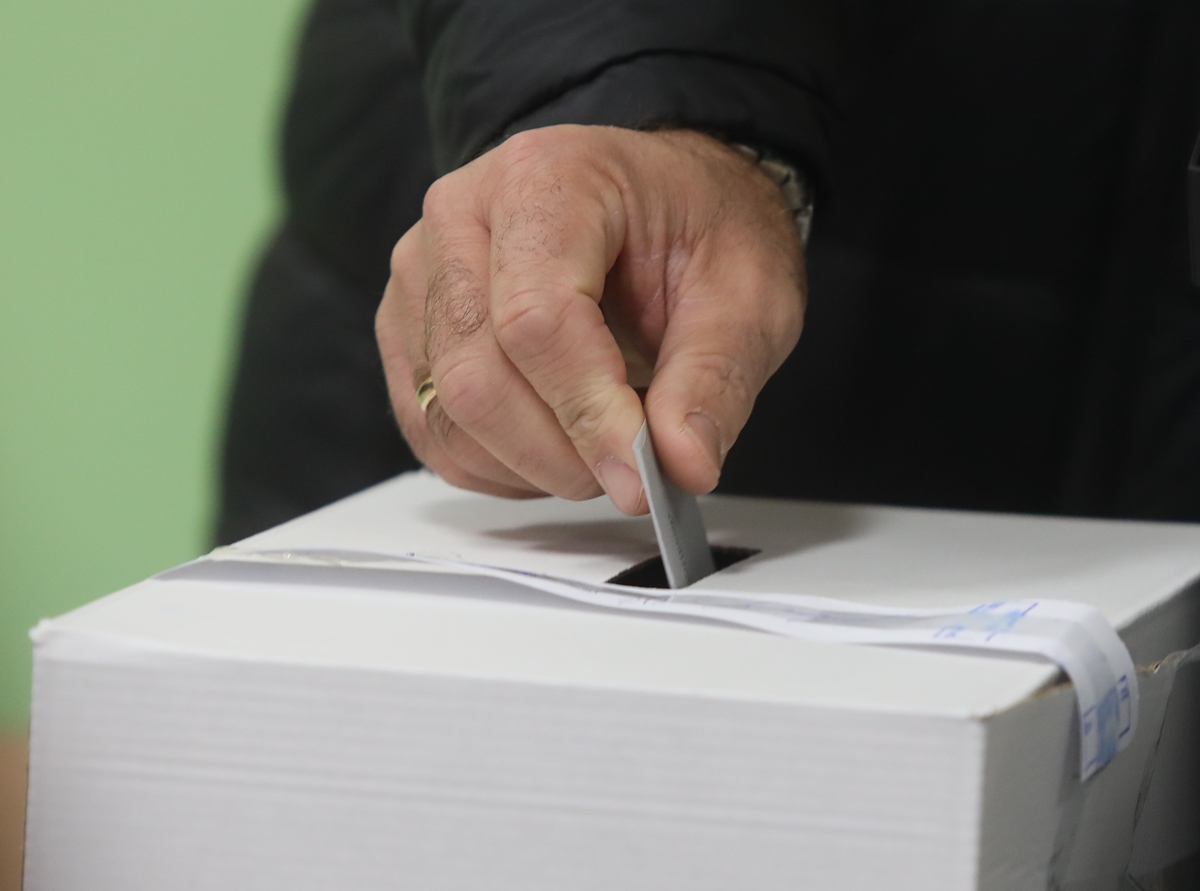 В Руен гласували в стаичка без параван