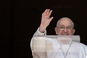 Свещеници пожелали на папа Франциск да отиде колкото се може по-скоро на небето