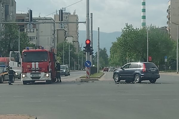 Катастрофа с джип затруднява движението на голямо кръстовище в Пловдив