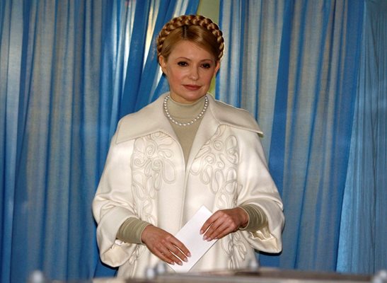 Юлия Тимошенко стана емблематична с русата си плитка, завита на венец, и дизайнерските си бели палта.
