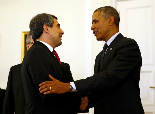 Плевнелиев се ръкува с американския президент Барак Обама по време на среща на лидерите от Централна и Източна Европа. С него държавният глава е имал 30 срещи.