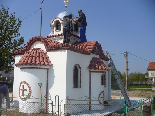 В село Средец бързат да завършат параклис на името на Свети Георги, който ще бъде осветен тържествено на 4 май. Снимка: Ваньо Стоилов