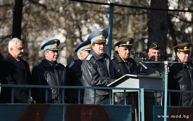 Началникът на Висшето Военновъздушно училище встъпи в длъжност