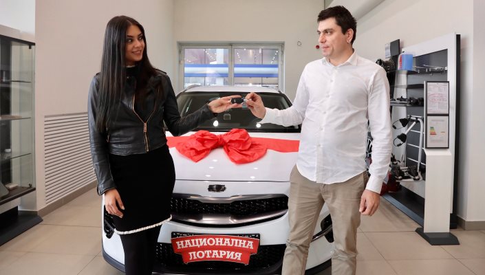 Цветомир Анчев получава ключовете от спечелената от него кола през декември 2019 г., малко след като е станал дарител на ВМРО.