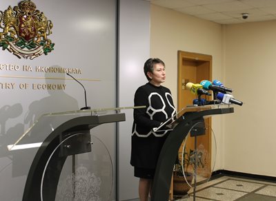 Министърът на икономиката Даниела Везиева поиска оставките на тримата членове на борда на ДКК от ГЕРБ.