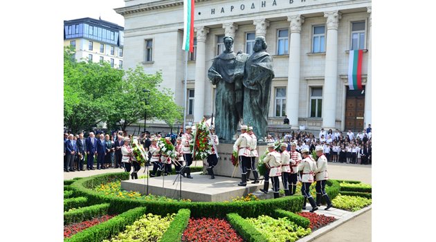 Предложението 24 май да стане национален празник е, за да кажем на идните поколения, че просветата, културата, писмеността са в сърцето на България

СНИМКА: ЙОРДАН СИМЕОНОВ