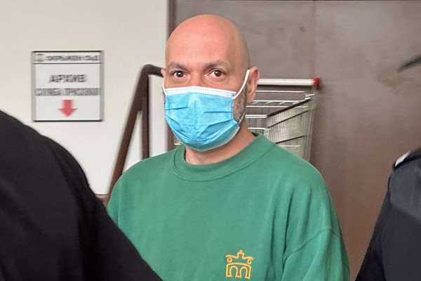 Александър Радев се появяваше с маска в пловдивския съд на всяко заседание.
