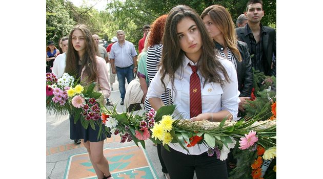 Момичета изплетоха 10 метра венец и го положиха пред паметника на Левски в Пловдив.