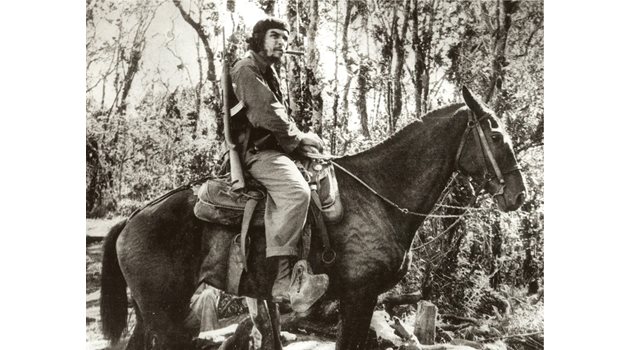 ПРЕВОЗ: Че Гевара се придвижва на муле в последните си битки.