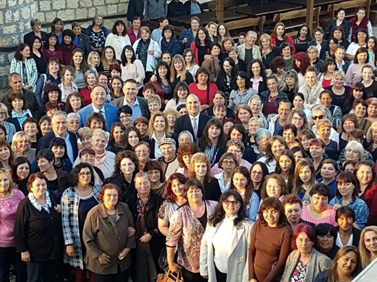 Във форума се включиха над 650 жени от област Разград, много от които се снимаха с Цветанов. Снимки Фейсбук профил на Цветан Цветанов.