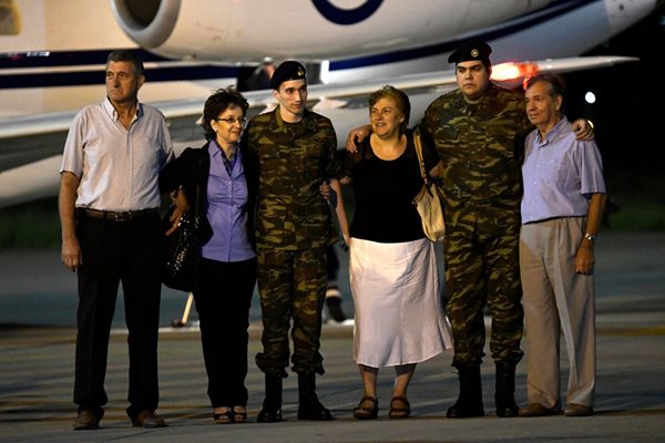 Двамата гръцки военни със семействата си на летището Снимки: Ройтерс