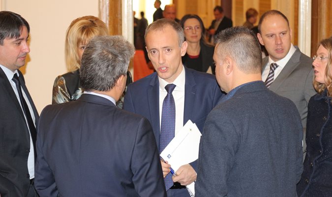 Красимир Вълчев разговаря с депутати от групата на “Обединени патриоти” в парламентарните кулоари.