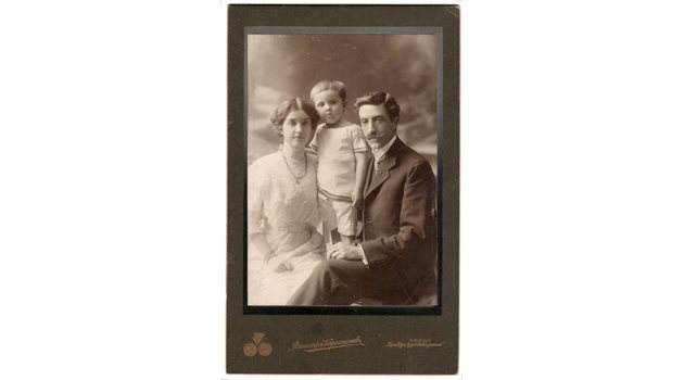 Арх. Пенчо Койчев с жена си и сина си

СНИМКА: koichev.wordpress.com