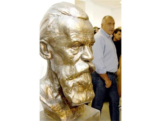 Бюст на Димитър Благоев. В Музея на социалистическото изкуство има много картини и скулптури, посветени на Дядото.