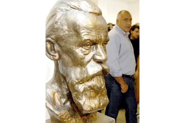 Бюст на Димитър Благоев. В Музея на социалистическото изкуство има много картини и скулптури, посветени на Дядото.