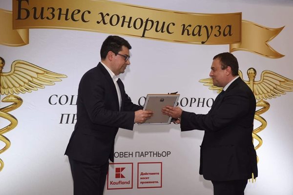 Георги Жеков - изпълнителен директор на “Винекс Славянци”, получи наградата от министъра на земеделието Иван Иванов.